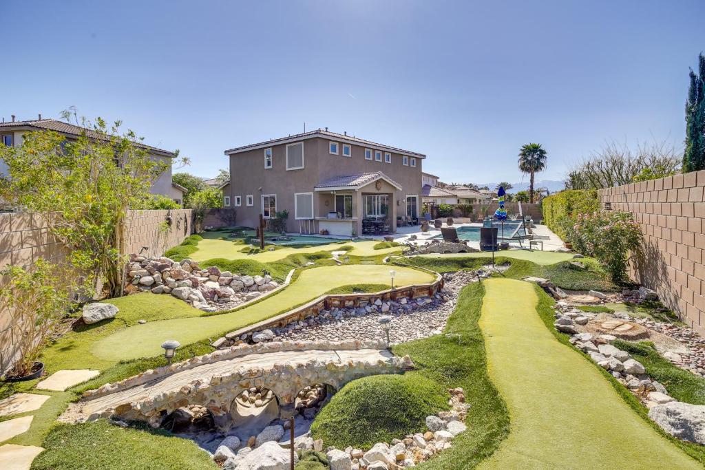 インディオにあるBackyard Oasis, Pool and Spa Indio Gem!の池と家のある家の庭