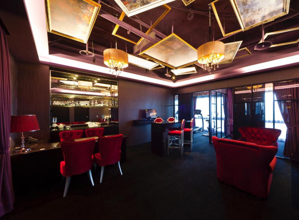 a restaurant with red chairs and a bar at FX Hotel Taipei Nanjing East Road Branch in Taipei