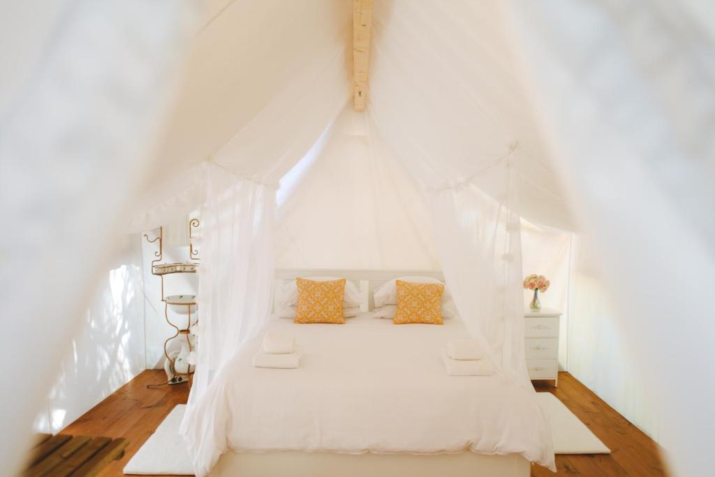 Postel nebo postele na pokoji v ubytování Kabaceira Glamping