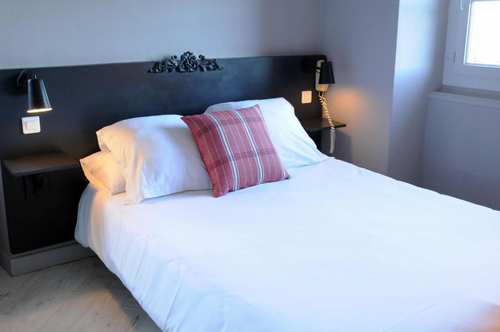 Postel nebo postele na pokoji v ubytování Logis Hôtel du Chêne