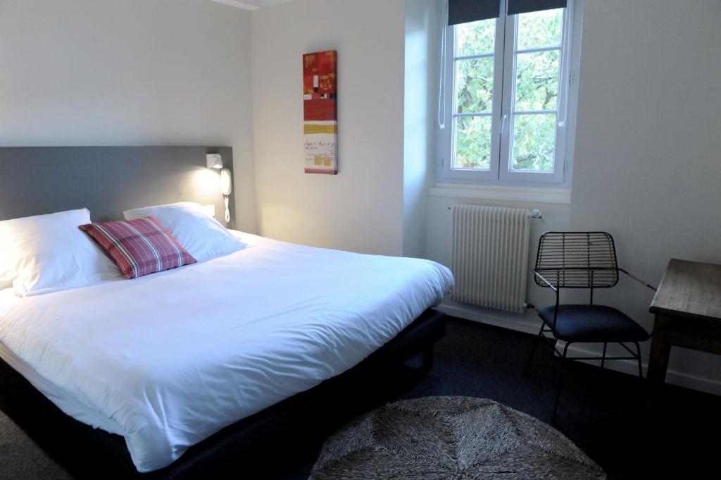 Postel nebo postele na pokoji v ubytování Logis Hôtel du Chêne