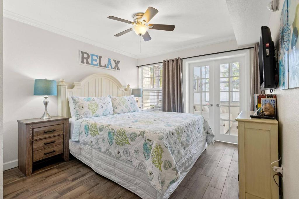a bedroom with a bed and a ceiling fan at 107F Barefoot Beach Resort in Clearwater Beach