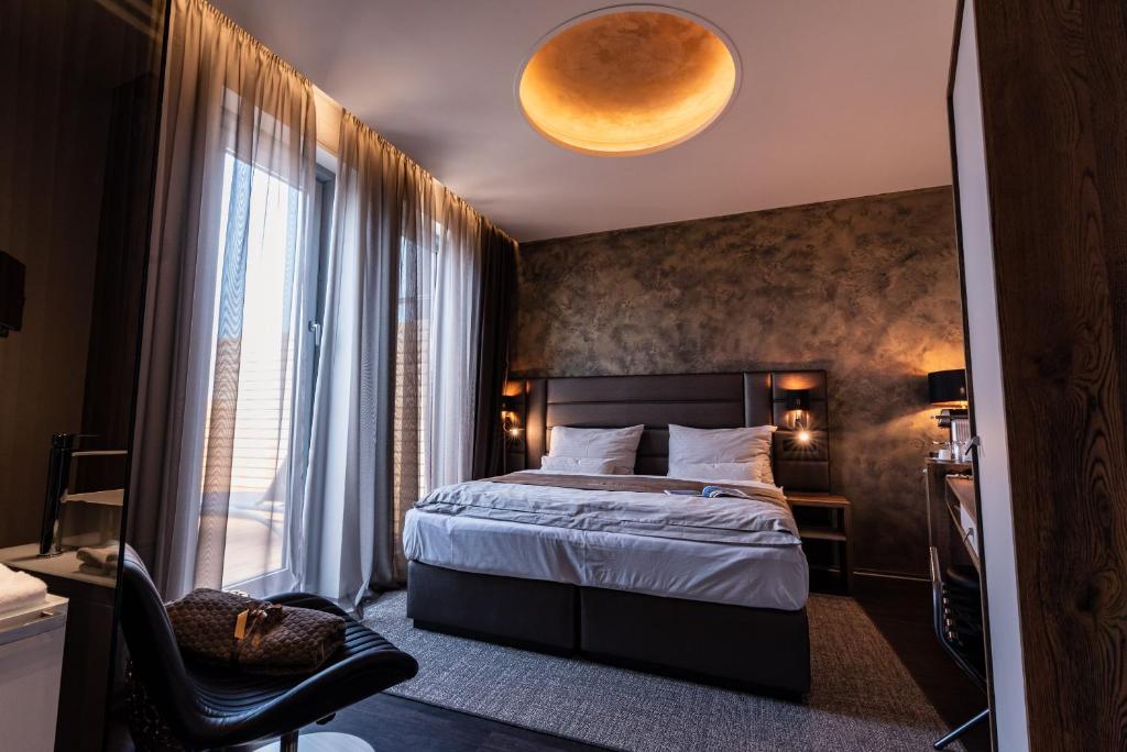 um quarto com uma cama e uma grande janela em Nutrend World em Olomouc