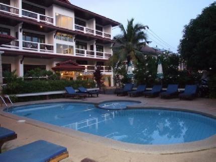 una gran piscina frente a un hotel en Lamai Perfect Resort, en Lamai