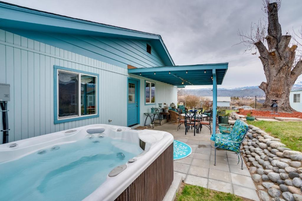 einen Whirlpool auf der Terrasse eines Hauses in der Unterkunft East Wenatchee Home with Yard and Hot Tub! in East Wenatchee