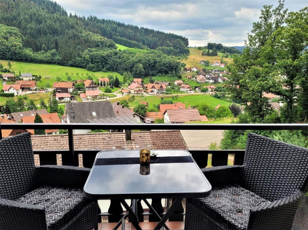 una mesa y sillas en un balcón con vistas en Ferienwohnung Wilde7 en Seebach