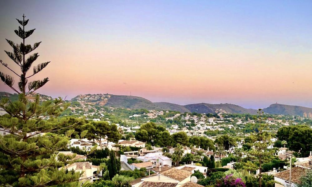 モライラにあるMoraira Holiday Apartmentの山々を背景とした市街の景色