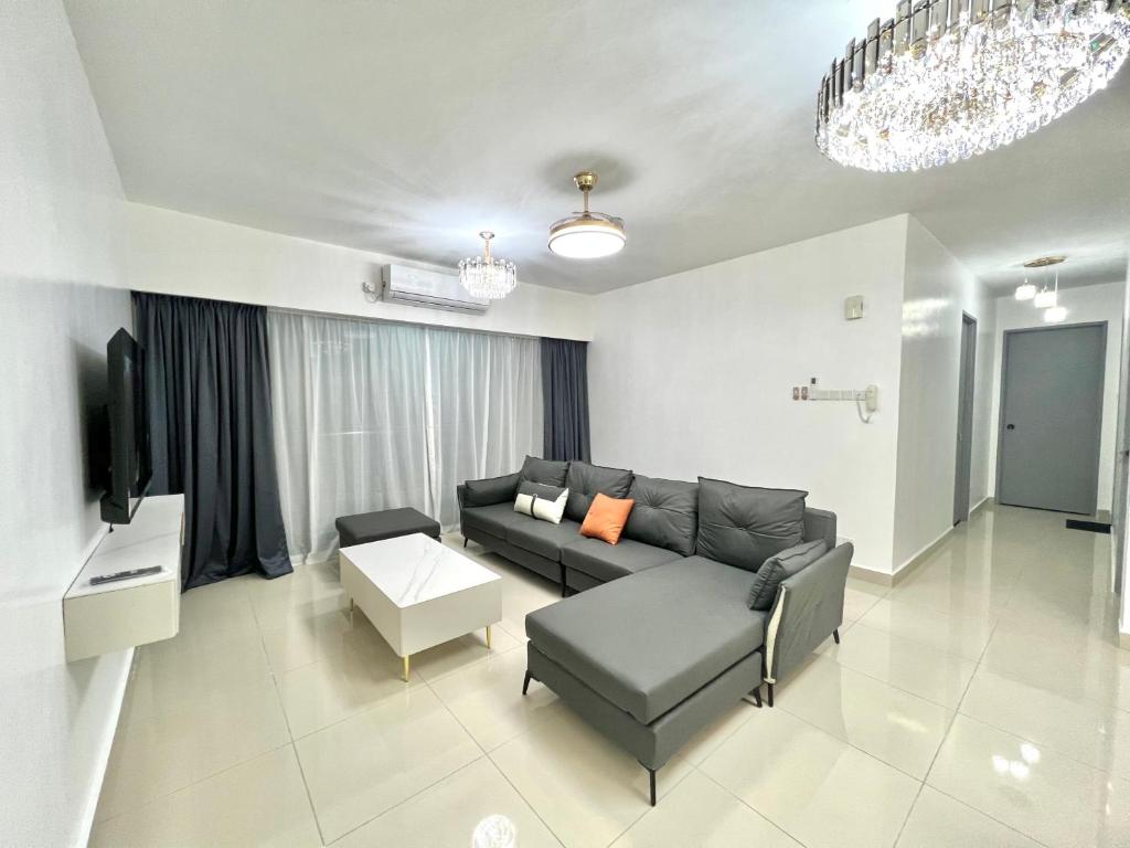 uma sala de estar com um sofá e uma televisão em SDC Suite Home em Lahad Datu