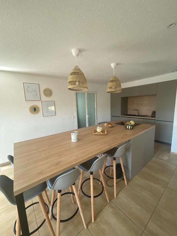 Kuchyňa alebo kuchynka v ubytovaní Villa avec piscine entièrement rénovée à 5min de la plage de pinia