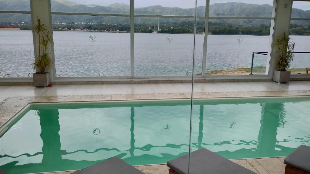 une piscine avec vue sur l'eau dans l'établissement Veneto Village, Complejo Vacacional, à Villa Parque Siquiman