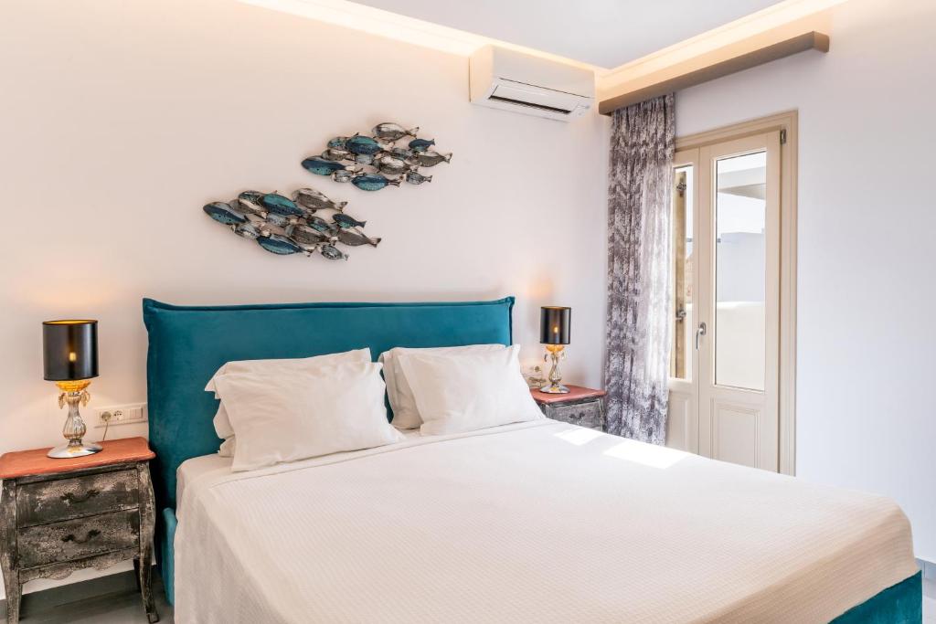 سرير أو أسرّة في غرفة في Marvarit Suites