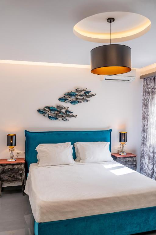 سرير أو أسرّة في غرفة في Marvarit Suites