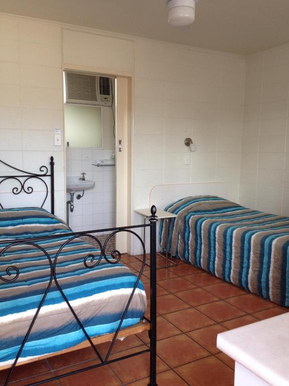 Postel nebo postele na pokoji v ubytování Sunburst Motel