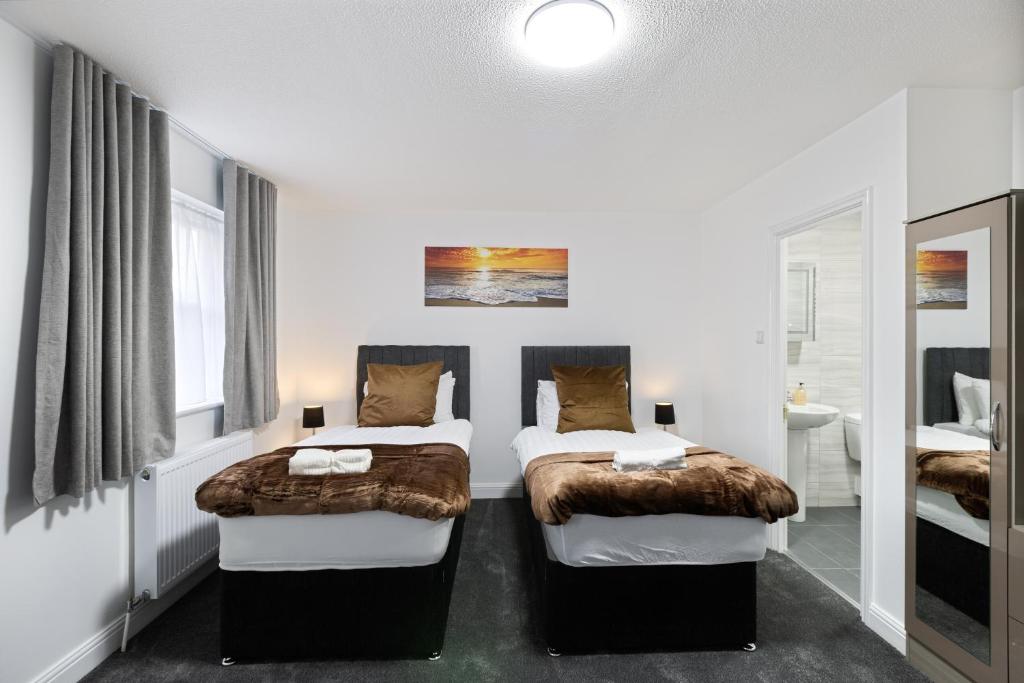 Roomy 3 bedroom house, 2 baths, Edgware (updated prices 2024)