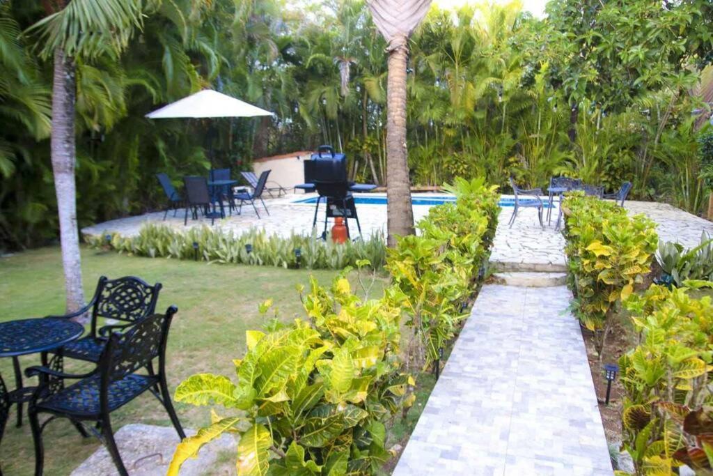 Zahrada ubytování Apartamento BOUTIQUE con encanto en Juan Dolio-Metro Country Club-CON PISCINA, SEGURIDAD PRIVADA, ENERGIA 24-7, CAMPO DE GOLF Y TENIS