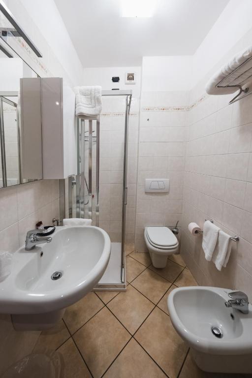 Koupelna v ubytování Parini Hotel