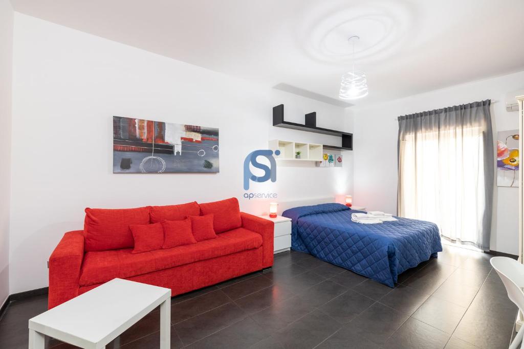 een woonkamer met een bank en een bed bij Il Vittoria - Self Check in in Lascari