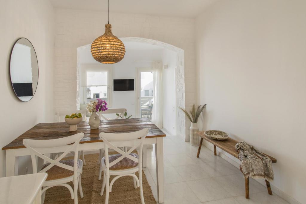Un comedor con mesa y sillas en Piperi-2 Bedroom home, en Naousa