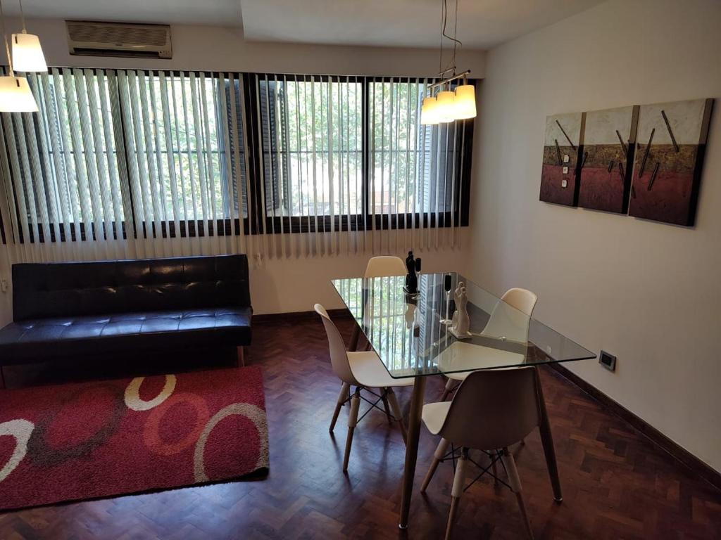 sala de estar con mesa de cristal y sillas en Bombal 1 a pasitos de Arístides en Mendoza