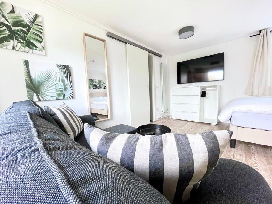 a living room with a couch and a bed at Gemütliches Appartement 10 Minuten zum Strand in Graal-Müritz