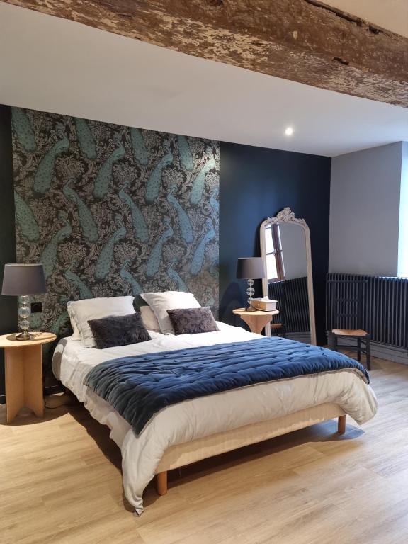 Posteľ alebo postele v izbe v ubytovaní L'Aupinouse Chambre double Giroflée avec salle de bain privative