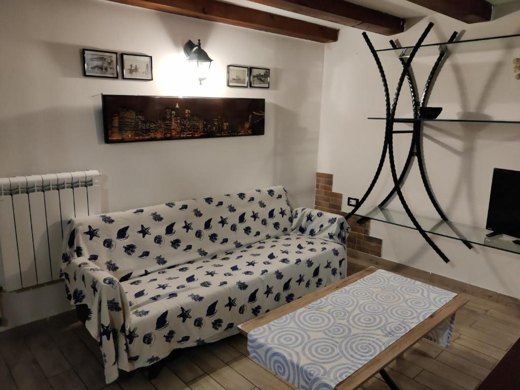 uma sala de estar com um sofá e uma mesa em Ca' Lucio MyTravelChioggia em Chioggia