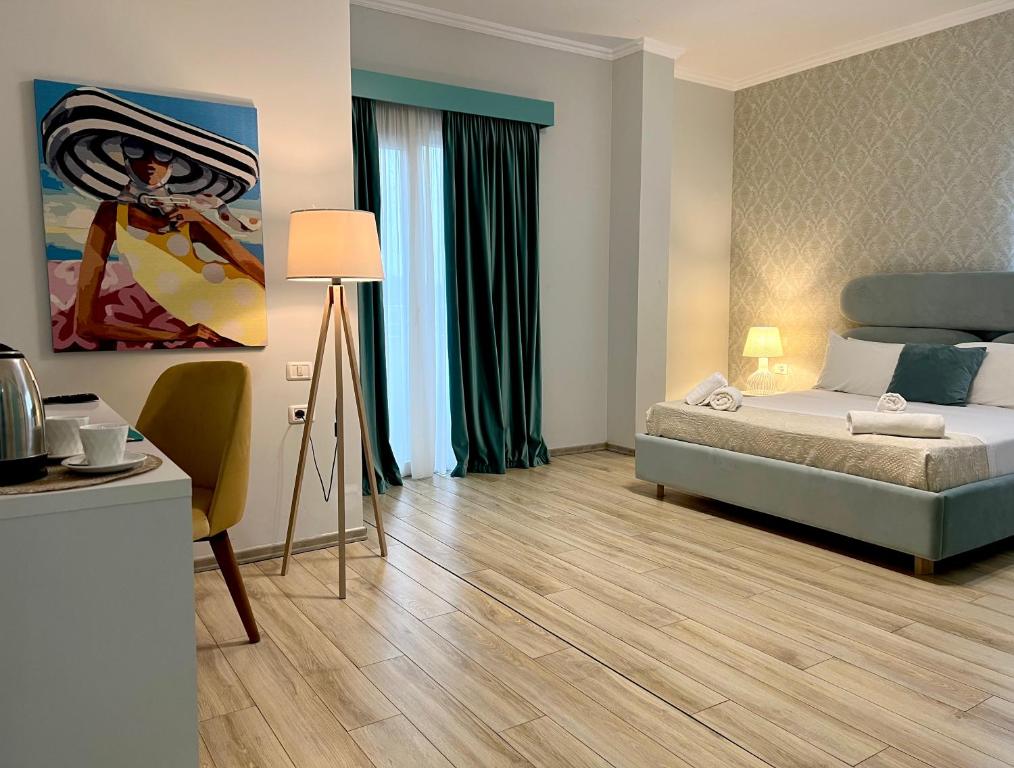 1 dormitorio con 1 cama y una pintura en la pared en Marbella Beach Hotel, en Golem
