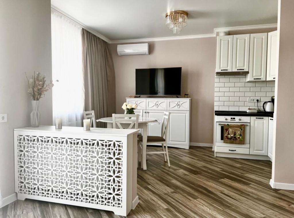 uma cozinha e sala de jantar com uma mesa branca e uma sala de jantar em Golden Era Apart em Kryzhanivka