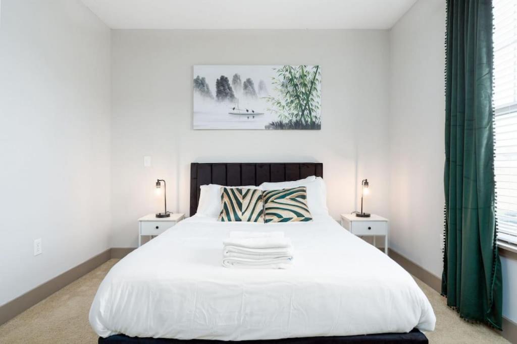 een slaapkamer met een groot wit bed en 2 nachtkastjes bij Charming 1-BD Retreat Tranquil Zionsville in Whitestown