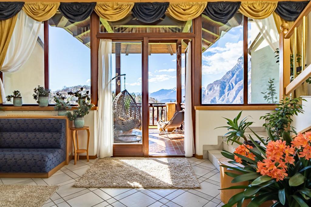 Nespecifikovaný výhled na hory nebo výhled na hory při pohledu z hotelu