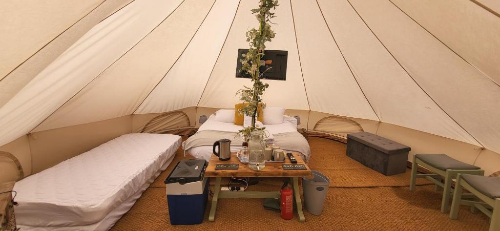 Postel nebo postele na pokoji v ubytování B&B Glamping Bell Tents at The Ring Pub