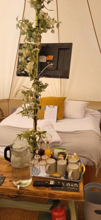 Postel nebo postele na pokoji v ubytování B&B Glamping Bell Tents at The Ring Pub