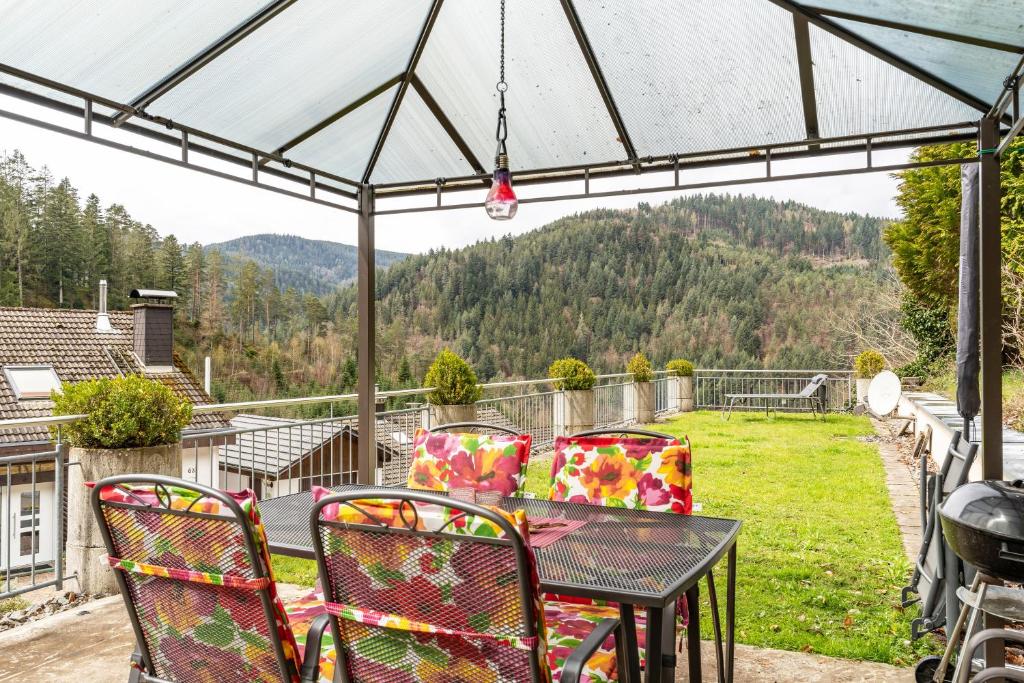 einen Tisch und Stühle auf einer Terrasse mit Aussicht in der Unterkunft Ferienhaus Brigitte in Hornberg