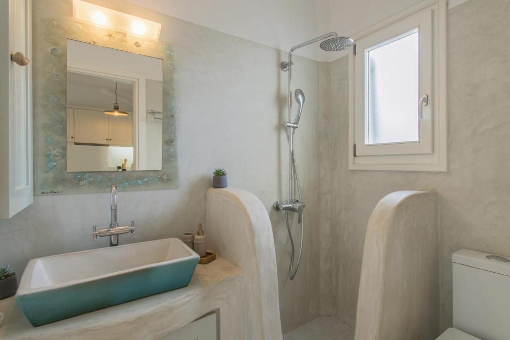 un baño con lavabo y ducha en Piperi-2 Bedroom home, en Naousa