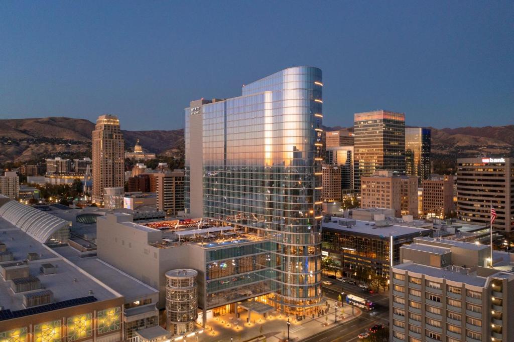 vista su una grande città di notte di Hyatt Regency Salt Lake City a Salt Lake City