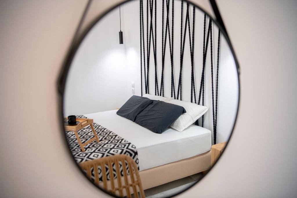 un letto a specchio in una camera da letto di Casa De Lago ad Ágios Nikólaos