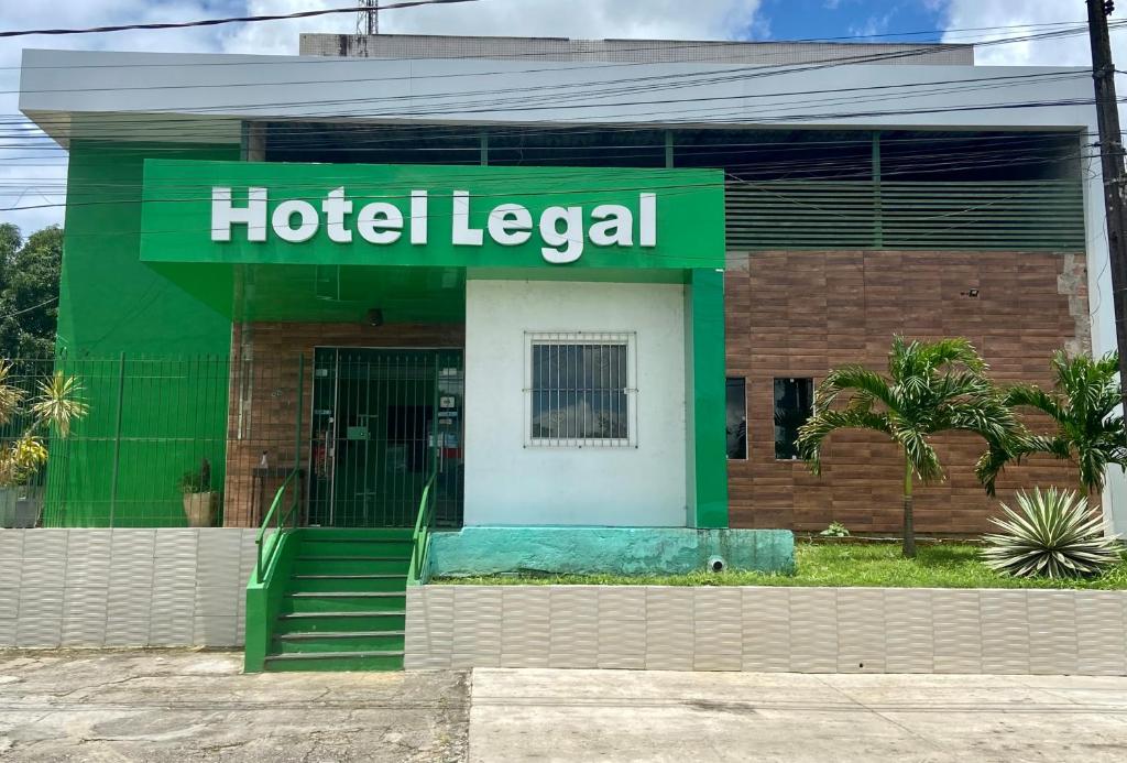 un panneau légal de l'hôtel à l'avant d'un bâtiment dans l'établissement Hotel Legal, à Capanema
