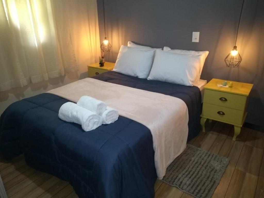 um quarto de hotel com uma cama com toalhas em Recanto dos Amigos em Santa Teresa