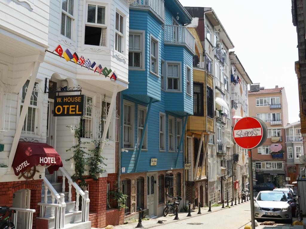 una fila de casas en una calle de la ciudad con una señal de no entrar en Tilas - Rooms in 19th Century Wooden Townhouse,Kadikoy, en Estambul