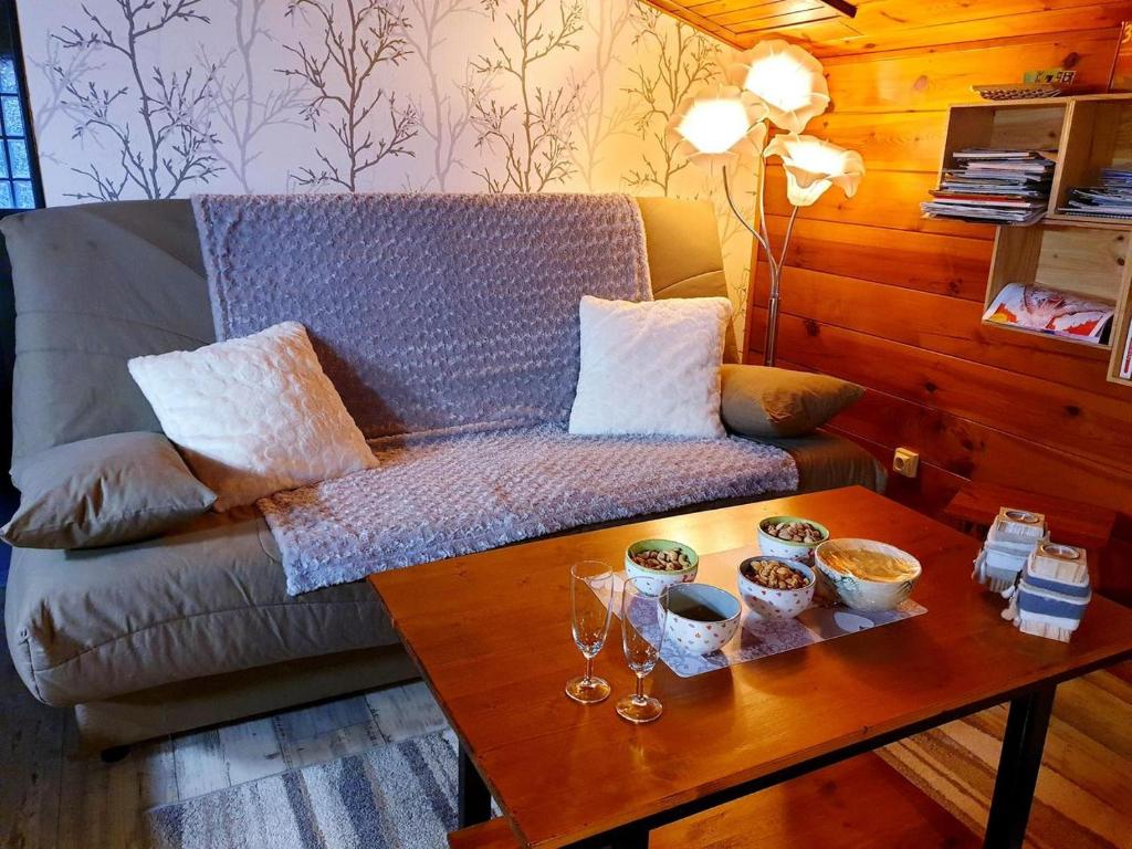 Część wypoczynkowa w obiekcie Le Chalet Cosy piscine et spa