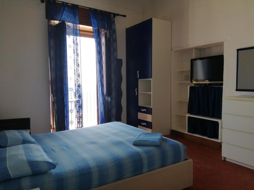 リーパリにあるCasa Tina&Rosyのベッドルーム(青いベッド1台、窓付)