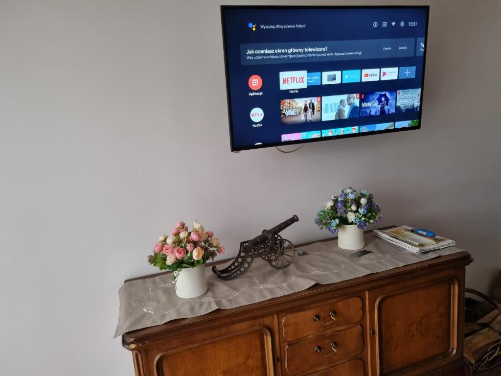 Televízia a/alebo spoločenská miestnosť v ubytovaní Stara Huta Wielki Dział