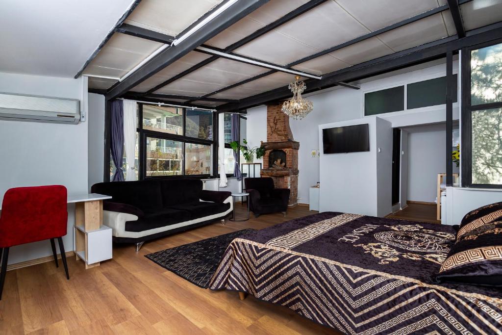 um quarto com uma cama, uma secretária e um sofá em 8 Rooms House em Balçova