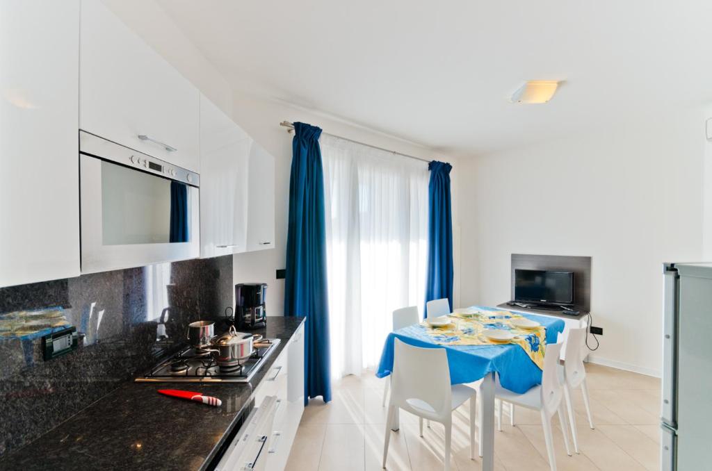 TV a/nebo společenská místnost v ubytování Villa Marina Apartments - Agenzia Cocal