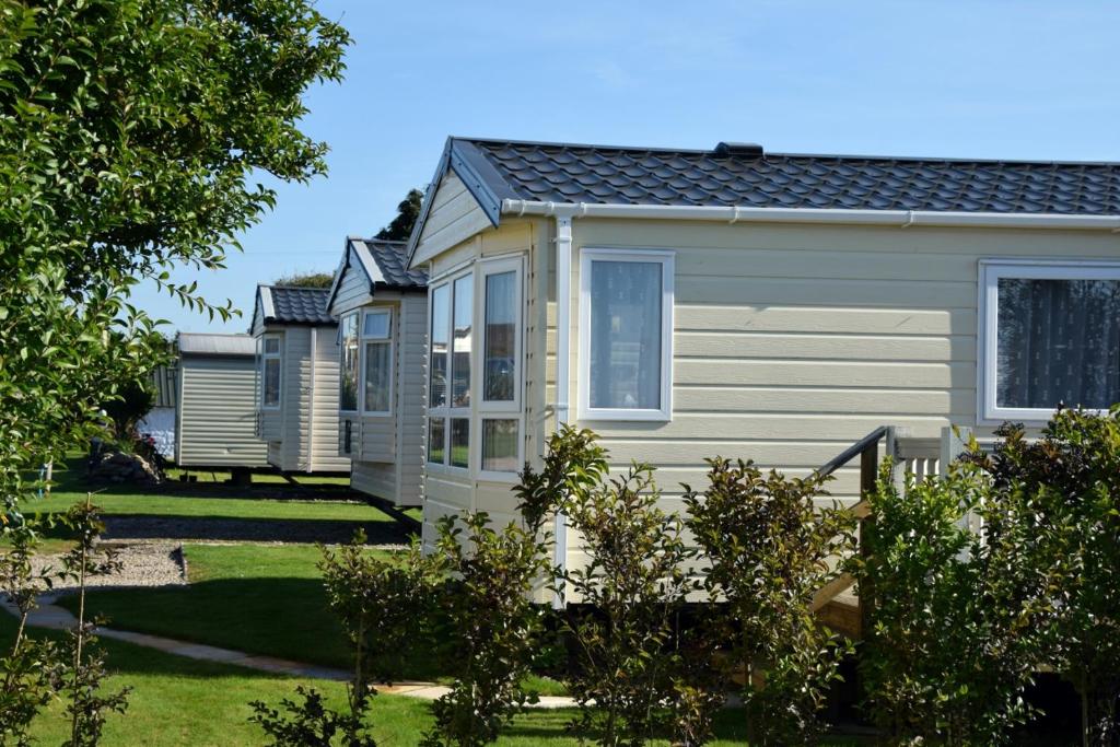 a row of modular homes in a yard at Roselands Caravan Park in St Just