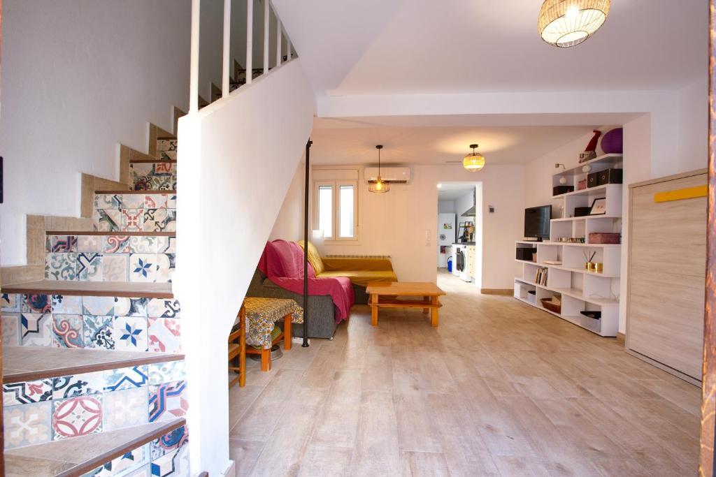 Habitación con escalera y sala de estar. en Cuencaloft Mari De Reyes, en Cuenca