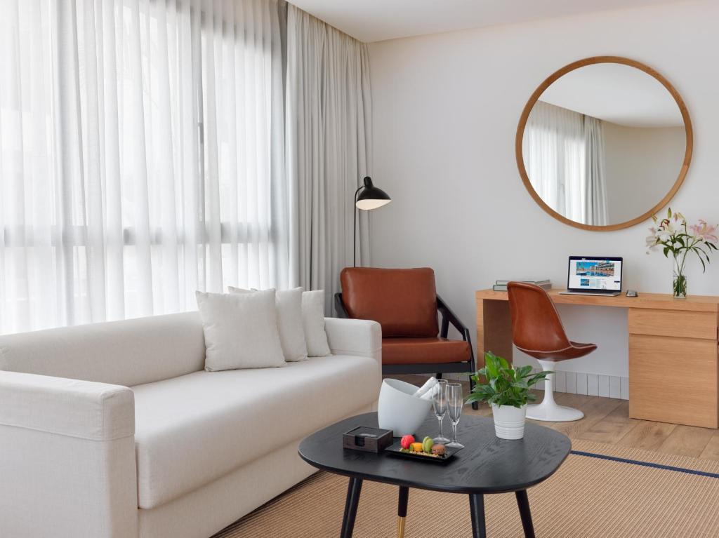 H10 Atlantic Sunset - Junior Suite Privilege (1 Adult + 2 Children)