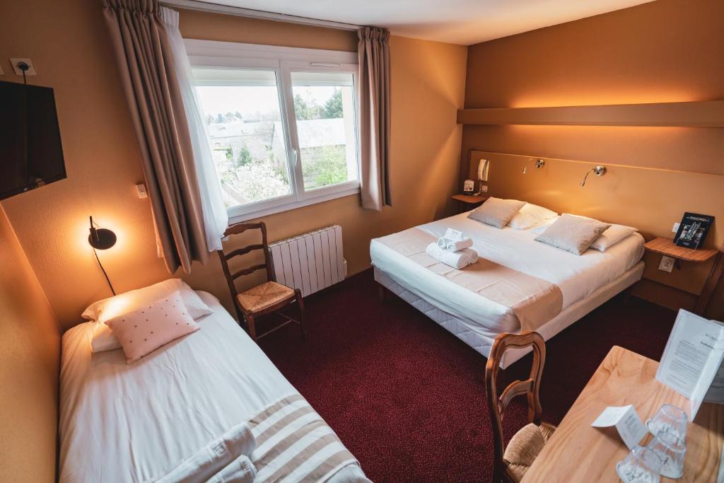 Habitación de hotel con 2 camas y ventana en Hotel bar Saint Christophe, en Le Tilleul