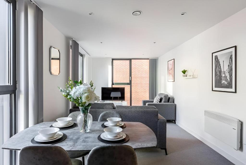 ein Wohnzimmer mit einem Tisch und Stühlen in der Unterkunft Stylish 1 Bedroom Apartment by BOLD Apartments in Liverpool