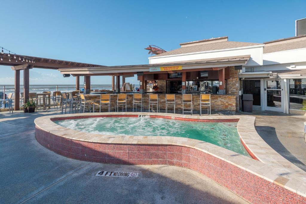 Bazén v ubytování Gaido's Seaside Inn nebo v jeho okolí